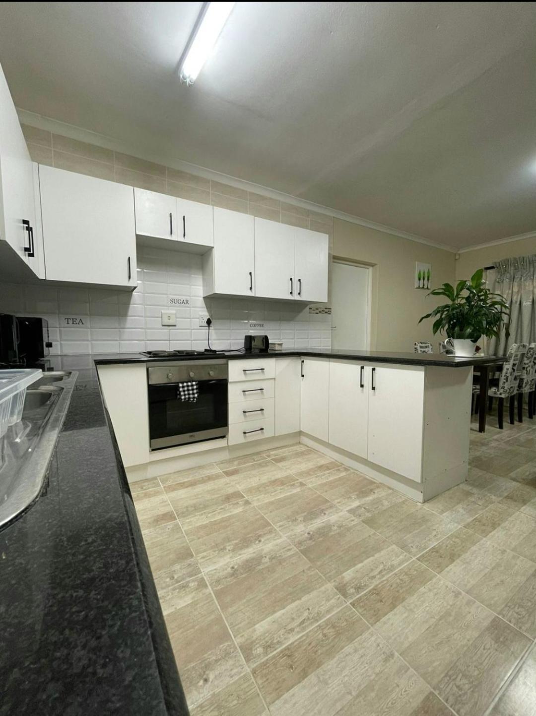 Cleo's Corner Apartment *